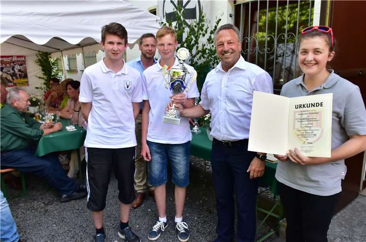 Den Amtspokal für Jugendmannschaften überreichteBürgermeister Breithausen den Schützen aus Kurtscheid.