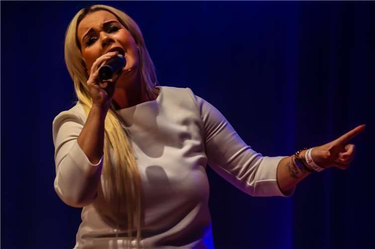 Den Anfang machte Leslie Frank mit ihrem Hit „ Ich hab den Wahnsinn überlebt“.