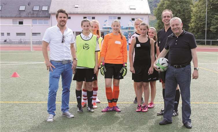 Den Anstoß zum „Spiel der Nationen“ vollzog Landrat Manfred Schnur - und er sprang auch als Torwart im Sieben-Meter-Schießen ein.