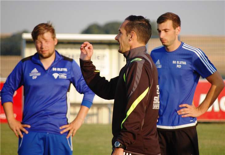 Den Anweisungen von Trainer Sascha Wirtz schienen Daniel Fischer (links) und René Durben (rechts) nicht richtig zugehört zu haben.Fotos: SK