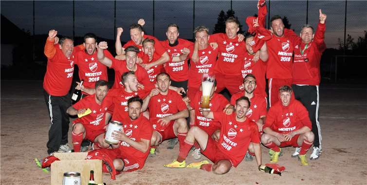 Den Aufstieg feierte die Mannschaft gebührend mit passenden Trikots. Spvgg. Lautzert/Oberdreis