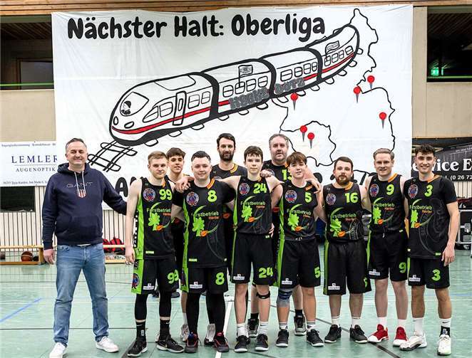 Den Aufstieg in die Oberliga machten im Spiel gegen den BBV Lahnstein vorzeitig perfekt: (von links) Trainer Emir Colan, Leon Jungbluth, Oliver Henrichs, Zeljko Novak, Milan Trtic, Benjamin Hotic, Boris Sewenig, Pepe Keifenheim, Sven Henrich, Alexander Zilles und Lukas Bleser. Foto: Lisa Ferrlein