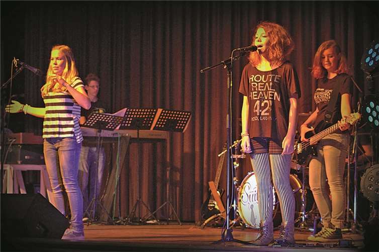 Den Auftakt des Abends gestaltete die Rockband-AG der Sekundarstufe I. Sinje Zimmer
