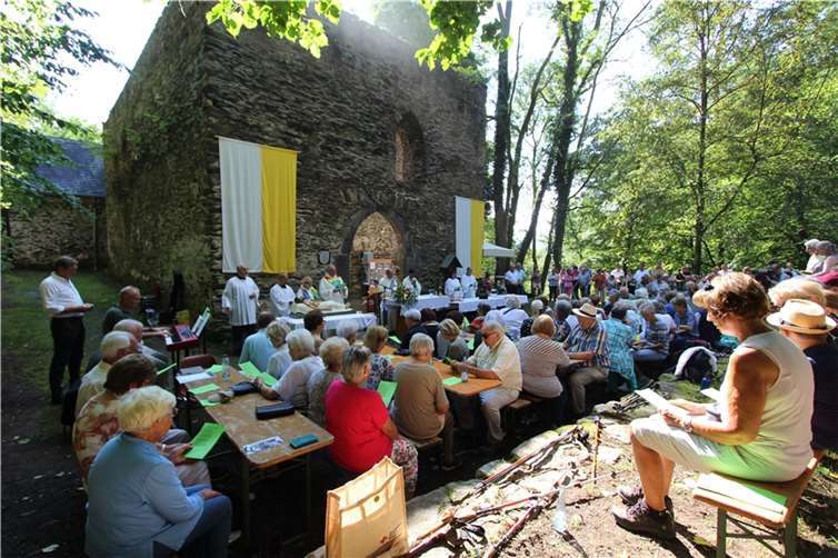 Den Auftakt des Festes bildete ein feierlicher Gottesdienst an der Wallfahrtskapelle. Diakon Norbert Hendricks segnete Pieta und Corpus, bevor sie wieder an ihren Platz zurückkehrten. Fotos: Förderkreis Hausenborn
