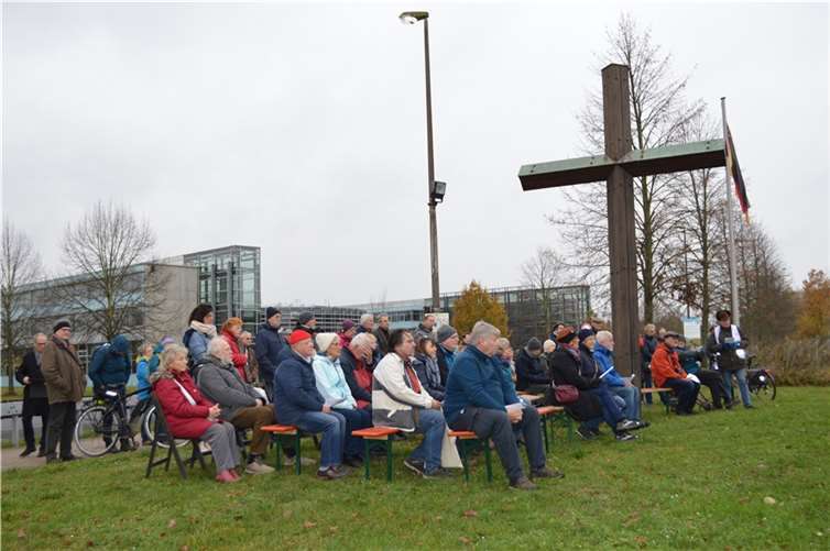 Musik, Poesie und viele Informationen in der Rheinhalle Den Auftakt hatte ein Friedensmarsch von Kripp nach Remagen gemacht, wo anschließend ein Gottesdienst mit musikalischer Untermalung, zelebriert von der evangelischen Pastorin Johanna Karcher, an der Friedenkapelle „Schwarze Madonna“ gefeiert wurde