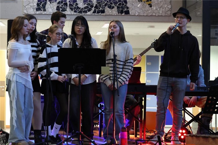Den Auftakt machte die rockige Untermalung des Weihnachtsmarktes der Orientierungsstufe des Megina Gymnasiums. Fotos: privat