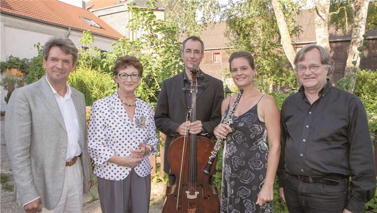 Den Auftakt zu den 9. Wachtberger Kulturwochen machte ein Konzert in Gimmersdorf bei Maler Michael Franke (li.). Er begrüßte zusammen mit Bürgermeisterin Renate Offergeld (2.v.li.) die Protagonisten des Abends, Markus Fassbender (Violoncello), Susanne Scheibling (Oboe) und Hans-Peter Glimpf (Cembalo).-Jost-