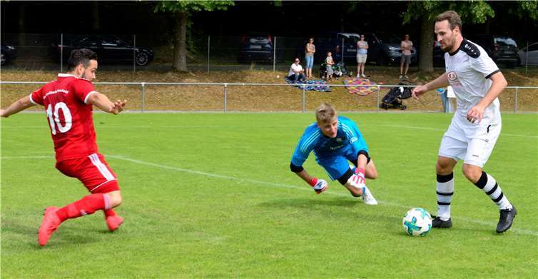 Den Ball bekam der Roßbacher Torwart nicht mehr und soschoss der Ellinger Spieler rechts das 2:0, was auch der Endstand war.