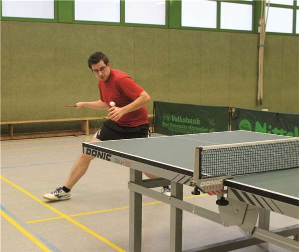 Den Ball genauestens im Blick: Kevin Lopez konnte im ersten Spiel als Adenauer Spitzenspieler je einen Punkt im Einzel und Doppel zum ungefährdeten Sieg beisteuern.privat