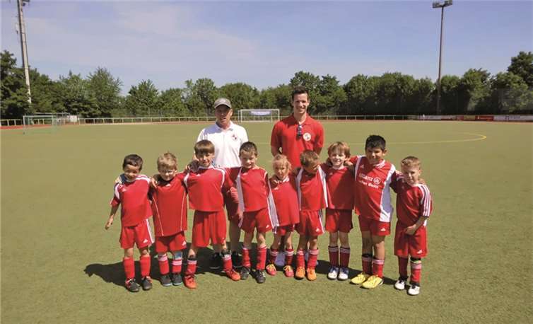 Den Bambini aus Erpel machte die große Hitze zu schaffen (von links): Lenas Ockenfels, Lenny Gries, Lucas Riegel, Trainer Thomas Siebert, Bastian Liboth, Milla Christmann, Trainer Michael Siebert, Maxim Kolfenbach, Fabian Jütte, Jonas Höse und Tim Wagner.privat