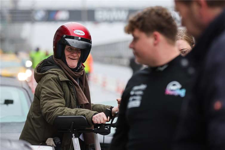 Den Beifahrersitz fest im Blick, ein Lächeln im Gesicht. Für die Teilnehmer generiert das Race4Friends jedes Jahr einzigartige Erinnerungen. Foto: Patrick Funk