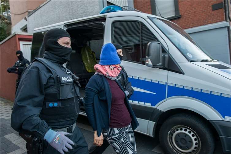 Den Beschuldigten wird systematischer Menschenhandel sowie gewerbs- und bandenmäßigen Zwangsprostitution vorgeworfen.