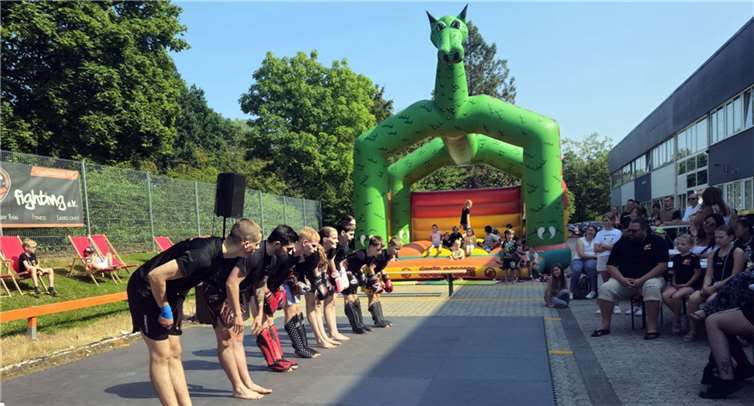 Den Besuchern und Interessierten wurden die Kursinhalte actionreich in der Praxis veranschaulicht.  Foto: Outcast Fighting e.V.