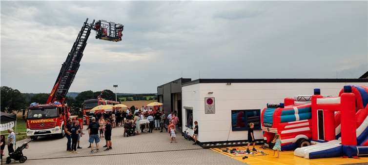 Den Besuchern wurden die Feuerwehrfahrzeuge präsentiert, und für die kleinen Gäste gab es eine Hüpfburg.