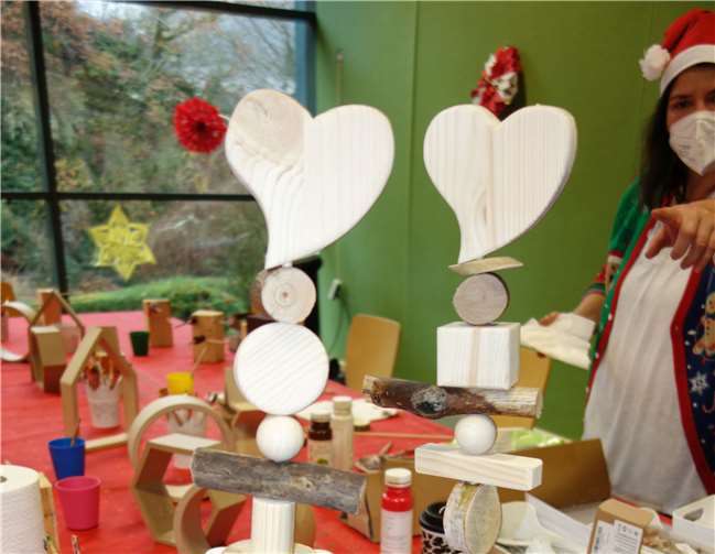 Den Bewohnerinnen und Bewohnern ein buntes und adventliches Programm mit Bastelangeboten.