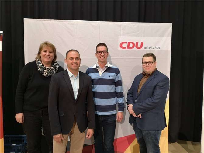 Den Bürgermeisterkandidaten der CDU Jens Firmenich (2.v.li.) auf dem Weg zum Bäcker kennenlernen. Foto: privat