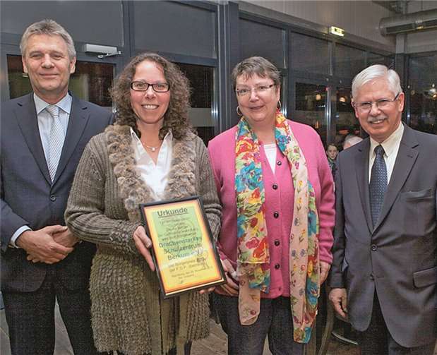 Den Bürgerpreis der FDP Wachtberg nahmen Susanne Koch (2.v.l.) und Kirsten Kretzschmar (3.v.l.) vom Förderverein Drachenstarkes Schulzentrum Berkum entgegen. Es gratulierten der Fraktionsvorsitzende Jörg Wilms (l.) und der stellvertretende Ortsverbandschef Hans-Joachim Pagels (r.).VJ