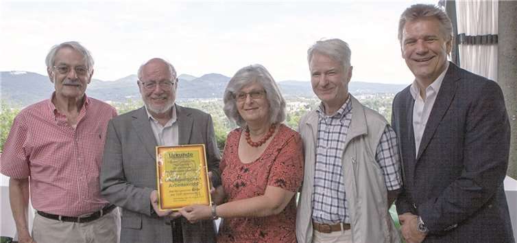 Den Bürgerpreis der Wachtberger FDP überreichten Jürgen Meinberg (li.), Helga Frohberg (Mitte) und Jörg Wilms (re.) an Kurt Zimmermann (2.v.li.) und Gottfried Nagel (2.v.re.) vom Ökumenischen Arbeitskreis. -Jost-