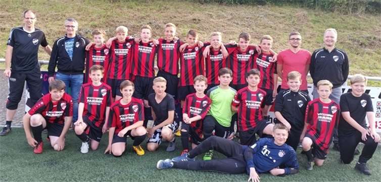 Den C-Junioren gelang der Aufstieg mit (hintere Reihe von links) Andreas Weyer (TW-Trainer), Thomas Selbach (Co-Trainer), Bleon Zenulla, Lukas Schischkowski, Nils Müller, Nick Brabender, Tim-Luca Klein, Ben Seidelmann, Tom Hesseler, Niklas Klein, Robert Friedrich (Trainer), Michael Schwamberger (Co-Trainer), (Vordere Reihe) Leon Jagemann, Lukas Weyer, Enrico Loncaric, Nikolas Friedrich, Tom-Luca Selbach, Mika Altgeld, Gabriel Gaab, Felix Schwamberger, Louis Heuzeroth, Jonas Jung, Meils Kowalski (liegend). privat