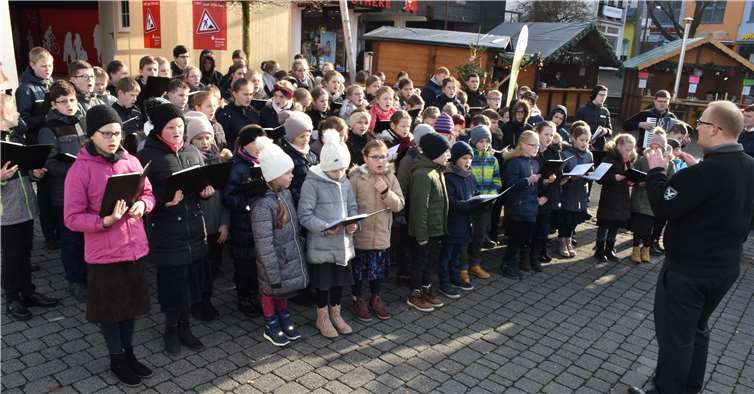 Den Chor der Mennoniten-Brüdergemeinde mit 76 Kindern dirigierte Andreas Sawadsky.