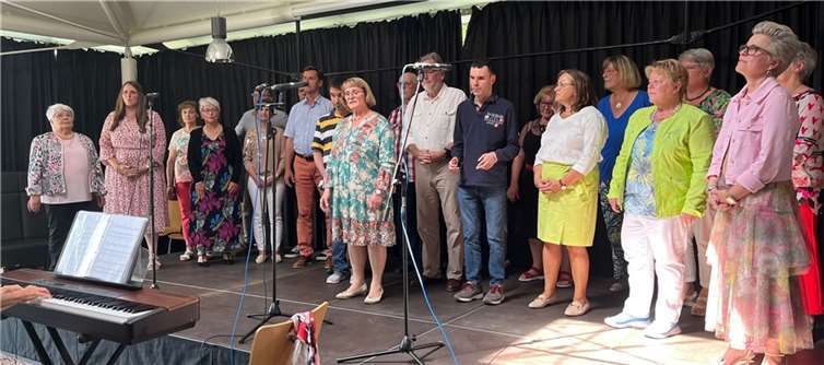 Den Chormitgliedern war anzusehen, wieviel Spaß sie selbst beim Singen hatten und das war einfach ansteckend. Es war wieder einmal eine tolle Leistung von Brigitte Thilmann-Hilger und ihren Sänger*innen. Der Erlös des Nachmittags kommt wieder zu 100 Prozent den Klient*innen der Einrichtung zugute. Geschäftsführerin Iris Schubert bedankte sich ganz herzlich bei allen Mitwirkenden für das bereits seit Jahren bestehende Engagement für die Einrichtung. Quelle: FWS Kettig