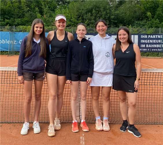 Den Damen (2) gelingt der Aufstieg von der D- in die C-Klasse mit 9:1 Punkten.  Fotos: BTV81