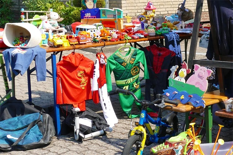 Den Dorfflohmarktbesuchern boten sich viele bunte Tische zum Stöbern und Kaufen.