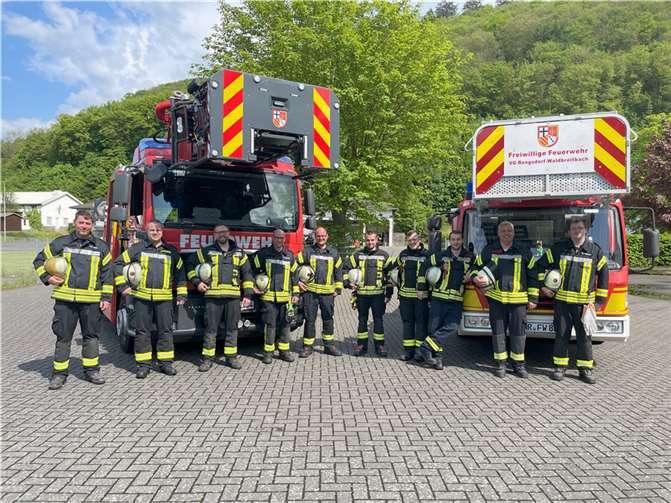 Den Drehleitermaschinisten hat es Spaß gemacht und alle haben die Prüfung bestanden.  Fotos: Feuerwehr VG-RW