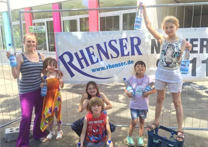 Den Durst löschen bei ihren Aktivitäten konnten die Kinder mit Rhenser Mineralwasser. Privat