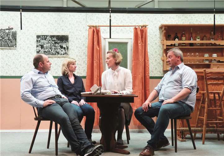 Den Eheleuten Erwin und Helga (l.) sowie Frieda und Sepp gefällt es überhaupt nicht, dass in Bell ein neues Lokal der „Extraklasse“ eröffnet wird.