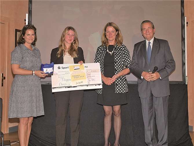 Den Ehren- und Förderpreis, dotiert mit 1.000 Euro, überreicht durch Filippas Schwester Alexandra Hunyady, erhielt Caroline Seidel. Moderatorin Heike Boomgaarden und Alexander Sayn-Wittgenstein freuten sich mit ihr (v.l.). US