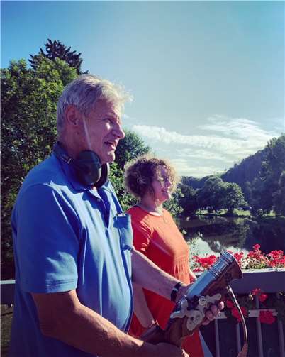 Den Ehrensalut mit dem Anböllern der Kirmes in Waldbreitbach feuerte dreimal der Ehrenbrudermeister der St. Sebastianus Schützenbruderschaft Waldbreitbach, Justus Reiprich, assistiert von Tochter und amtierender Schützenkönigin Andrea Reiprich ab. Foto: Thomas Herschbach