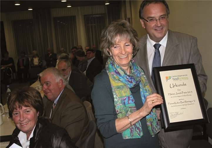 Den Eleonora Heine-Jundi-Umweltpreis überreichte Bürgermeister Bernd Weidenbach der stellvertretenden Vorsitzenden Gertie Buhr-Schmidt für das „Forum Kultur Bad Breisig.  TER