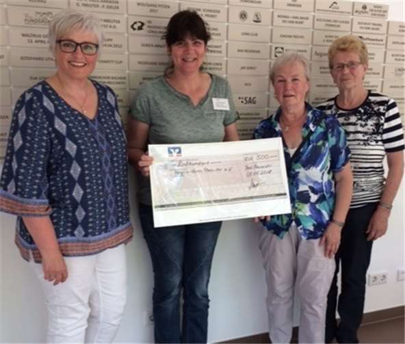 Den Erlös aus dem Adventansingen spendete die kfd an den Hospiz-Verein. privat