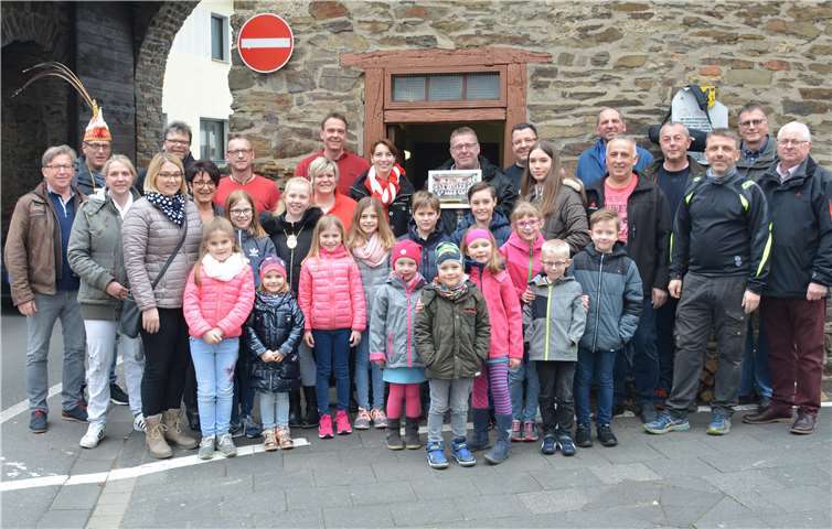 Den Erlös von 250 Euro aus dieser lobenswerten Aktion übergab der Vorsitzende des Clubs, Bernd Robrecht, im Beisein seiner Clubmitglieder und einer Abordnung der Heimersheimer Karnevalsgesellschaft an die Leiterin des Kinderkarnevals Carmen Schäfer.Foto: privat