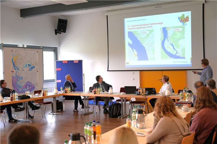 Den Ernstfall für den Umgang und die Bewältigung von Krisen-Szenarien probte der Verwaltungsstab des Landkreises Neuwied bei einem weiteren Arbeitstreffen. Schwerpunktthema in Straßenhaus waren Flutereignisse.  Foto: Martin Boden/Kreisverwaltung Neuwied