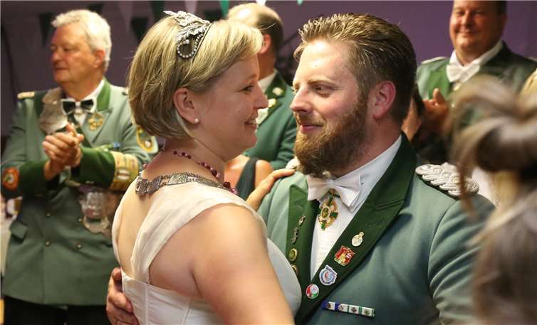 Den Eröffnungswalzer legten Christian und Helga Klein sehr gekonnt auf das Parkett.