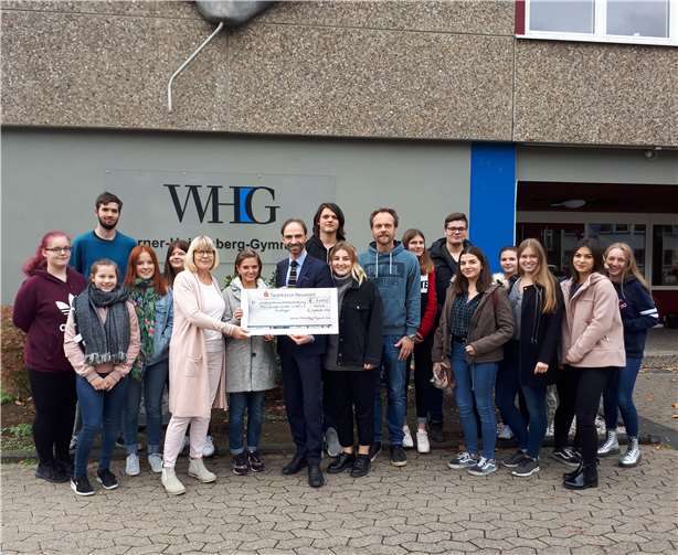 Den Ertrag des Spendenlaufes spendete das Werner-Heisenberg-Gymnasium zur Hälfte der Aktionsgruppe „Kinder in Not e.V.“. Foto: privat