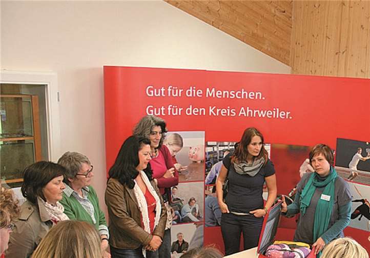 Den Erzieherinnen und Erziehern wurde der Koffer mit Lerninhalten zum Thema „Abfallwirtschaft“ erläutert.