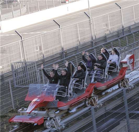 „Den Fahrgästen soll das Gefühl vermittelt werden, welchen physischen Kräften wie Beschleunigung, Brems- und Kurvenkräfte ein Formel 1-Pilot in seinem Rennfahrzeug ausgesetzt ist“, so Sachwalter JensLieser.