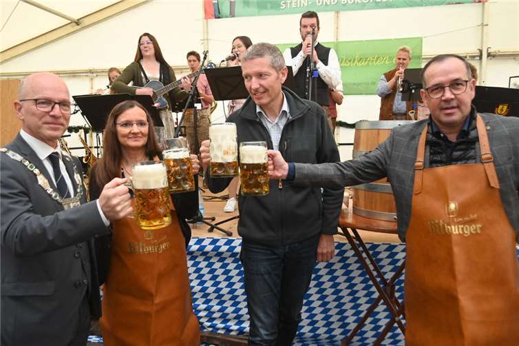 Den Fassanstich überließ Oberbürgermeister Dirk Meid Markus Schmitt von der MY-Gemeinschaft und Ayla Rozera von der Brückengemeinschaft. Fotos: SK