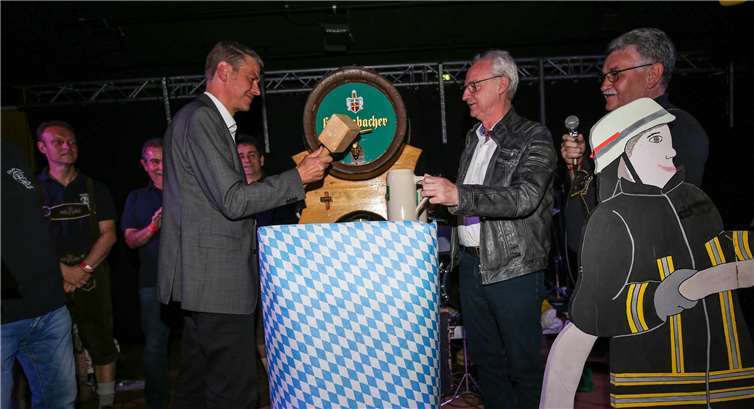 Den Fassanstich übernahm Ralf Dötsch,der bisher nur Weinflaschen entkorkt hatte.