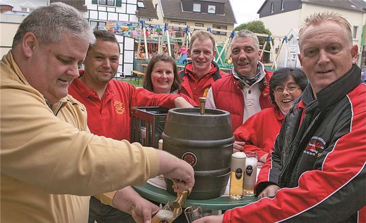 Den Fassanstich zur Kirmes in Niederbachem erledigte der Vorstand der Karnevalsgesellschaft Rot-Gold mit dem Vorsitzenden Wolfgang Beth (r.), Stellvertreter Marco Janetzki (l.) und Geschäftsführer Roman Waldow.VJ