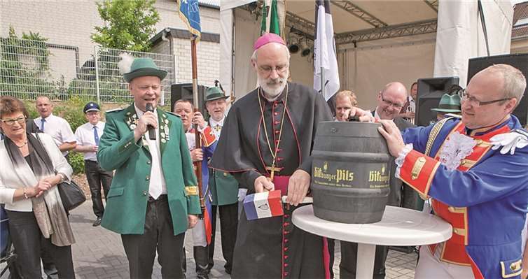 Den Fassanstich zur diesjährigen Kirmes in Adendorf ließ sich Weihbischof Ansgar Puff nicht nehmen.