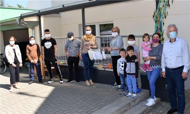 Den Flüchtlingen in der Flüchtlingsunterkunft im Haus Herzig wurden selbst genähte Mund- und Nasenschutzmasken übergeben. Foto: Alfred Eich