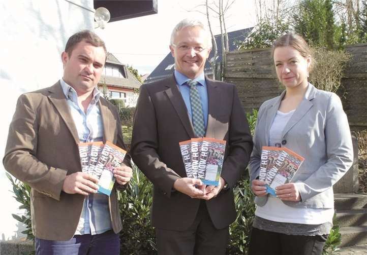 Den Flyer für die Veranstaltungsreihe stellten die Kreisjugendpfleger Britta Gerlach und Franlin Toma gemeinsam mit dem Ersten Kreisbeigeordneten und Jugendamtsdezernenten Achim Hallerbach vor.  privat