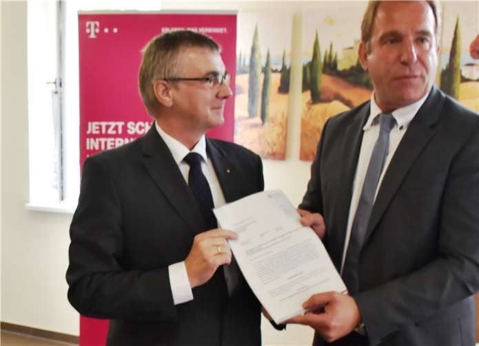 Den Förderbescheid überreichte Randolf Stich (r.) an Landrat Dr. Alexander Saftig.