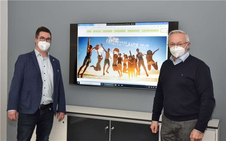 Den Freizeitplaner 2021 für Kinder und Jugendliche gibt es aktuellals Online-Version auf der Homepage der Kreisverwaltung undder Stadt Neuwied.Gemeinsam mit dem Neuwieder Bürgermeisterund Jugendamtsdezernenten Peter Jung (links) stellteLandrat Achim Hallerbach den Freizeitplaner vor.