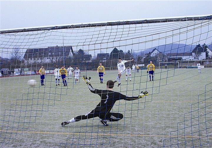 Den Führungstreffer erzielten die Platzherren durch einen berechtigten Elfmeter. rü