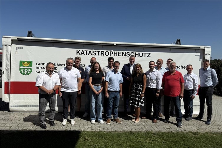Zukunftsfähiger Bevölkerungsschutz Den Gästen wurde das patentierte Rolling Multi Rescue Health (RMRH) Katastrophenschutz System vorgestellt.Foto: privat